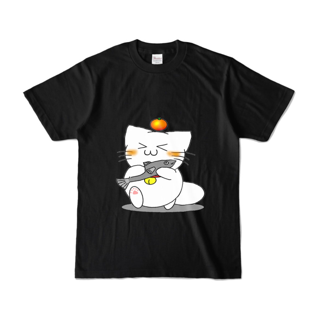 【両面印刷 Tシャツ】 お魚をゲットしたもちねこちゃん。