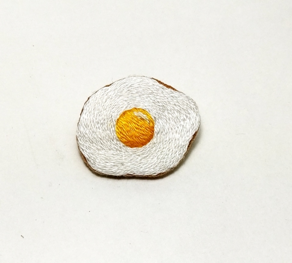 刺繍ブローチ 目玉焼きB