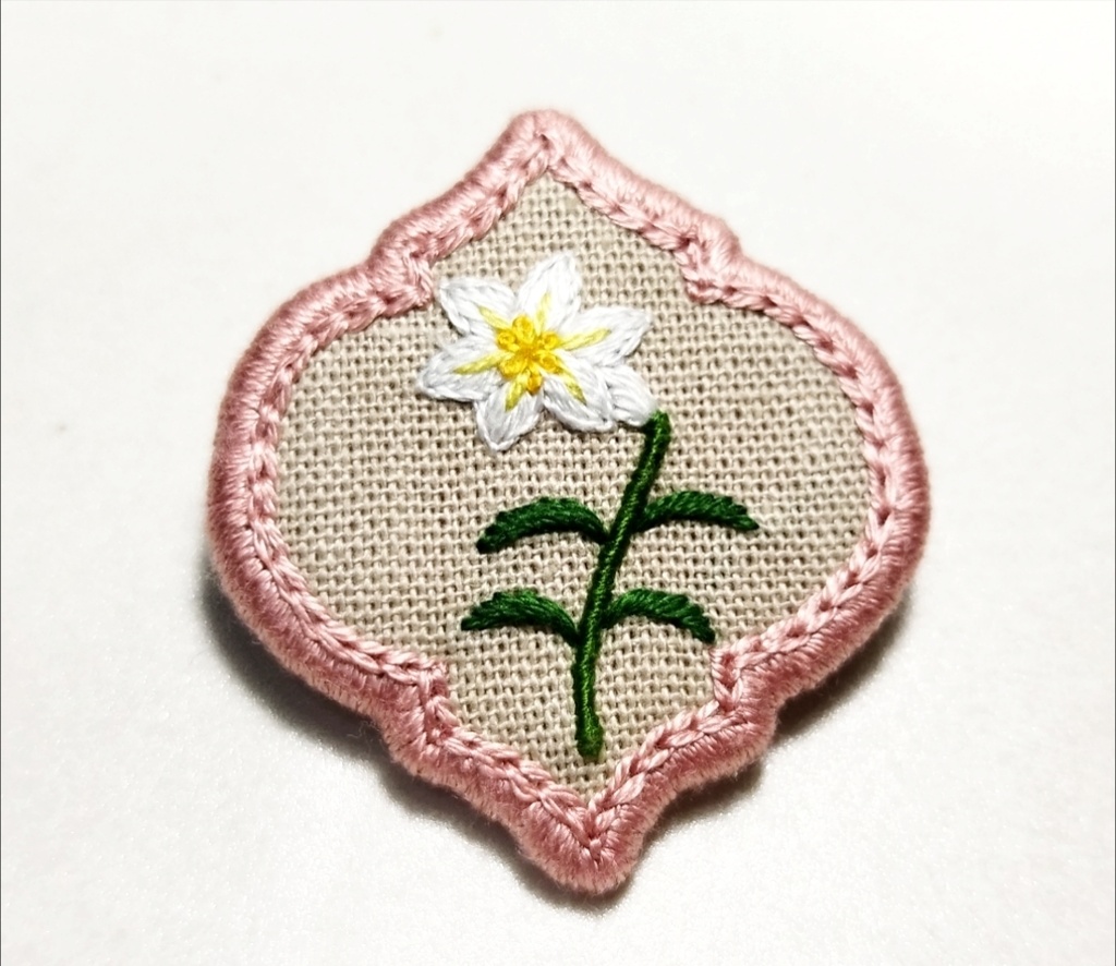 百合の刺繍ブローチ 652