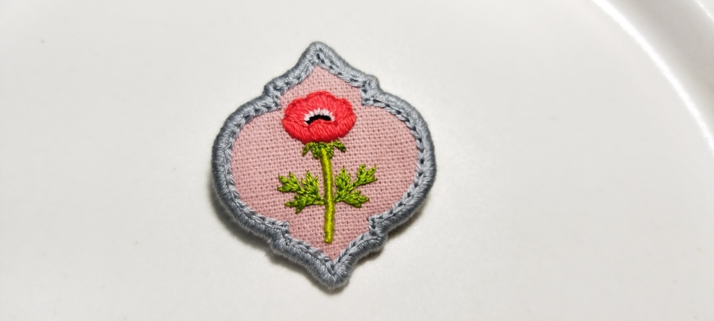 アネモネの刺繍ブローチ