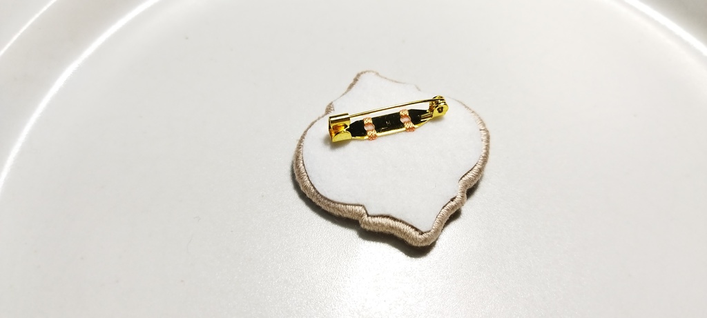 アネモネの刺繍ブローチ