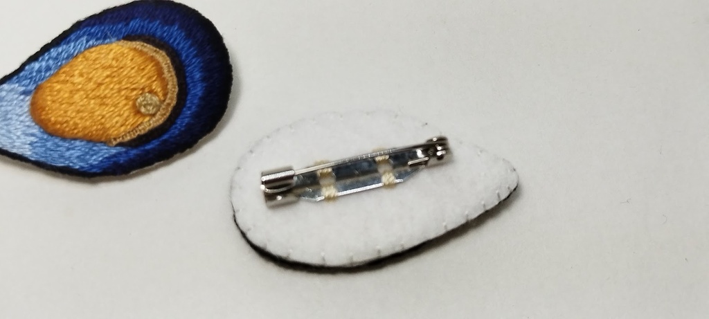 刺繍ブローチ ムール貝 UE