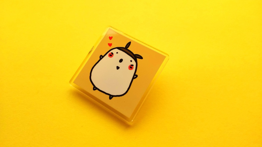 うさぎもどきちゃんアクリルバッジ  ハグ