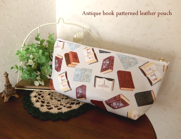 アンティークな本のポーチ