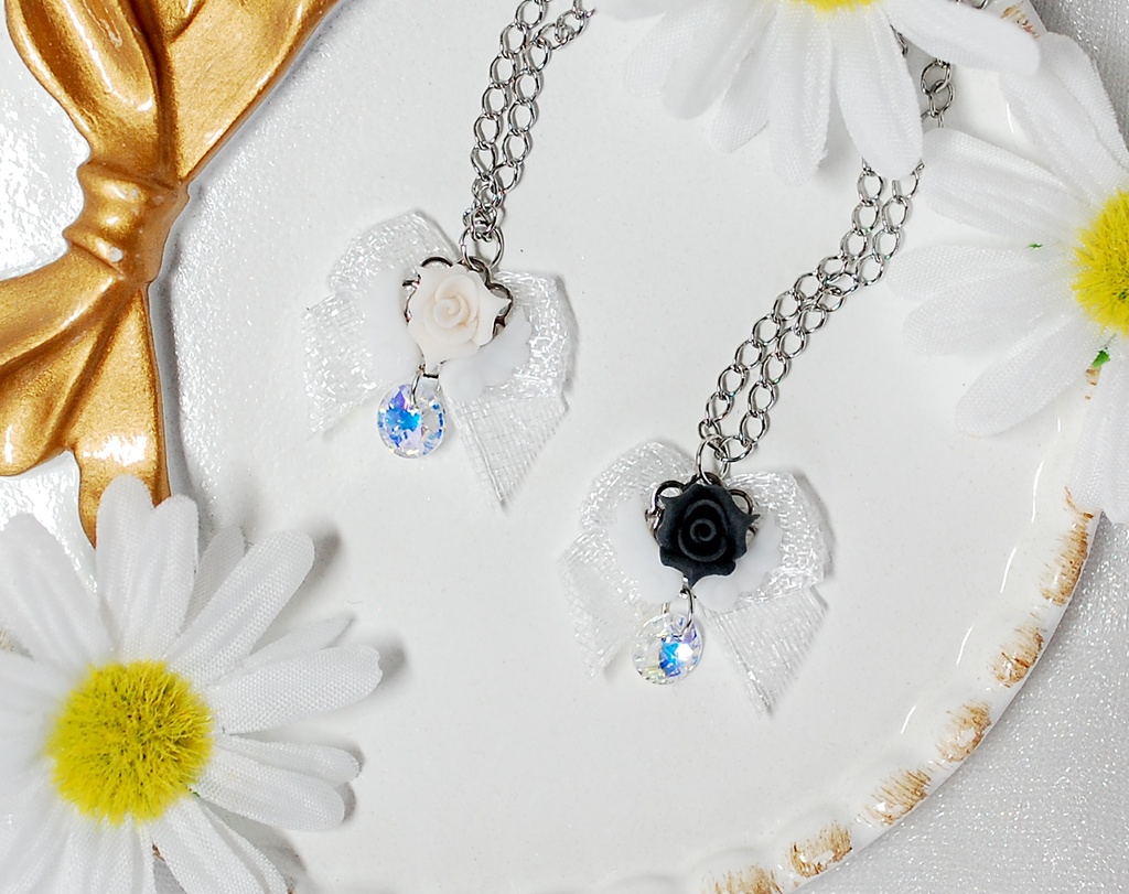 薔薇と羽根のキラキラネックレス