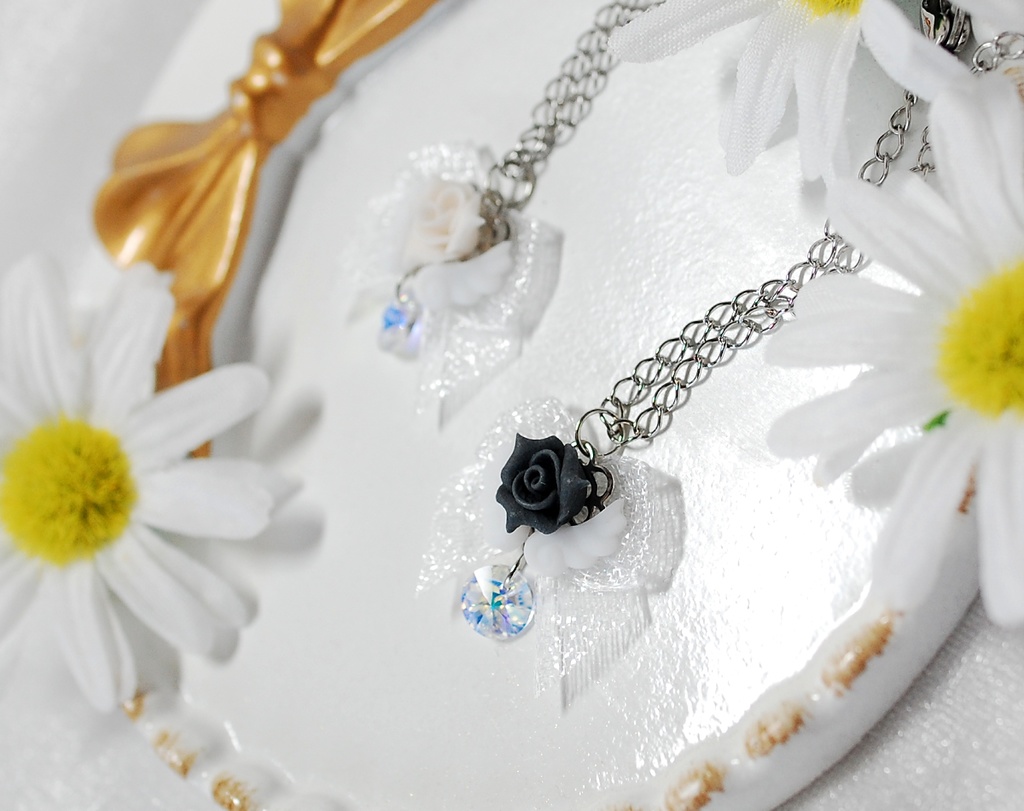 薔薇と羽根のキラキラネックレス