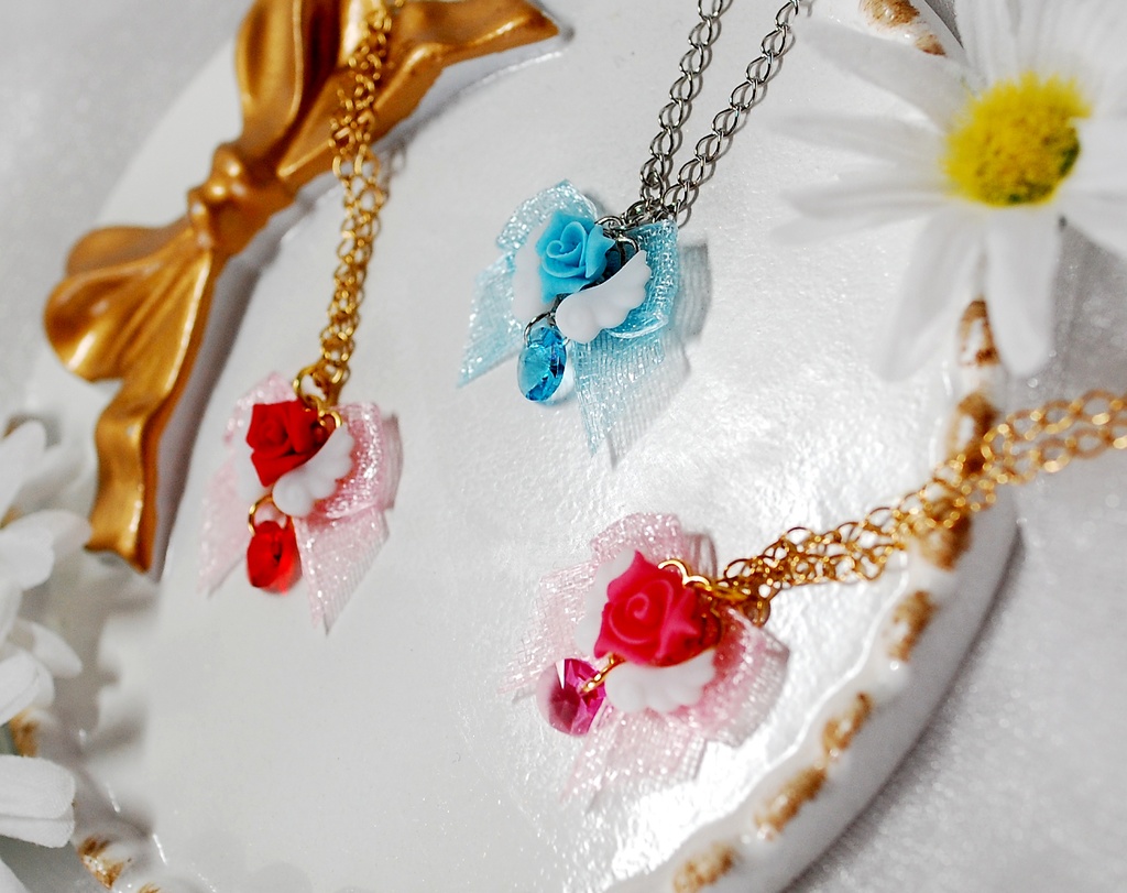 薔薇と羽根のキラキラネックレス