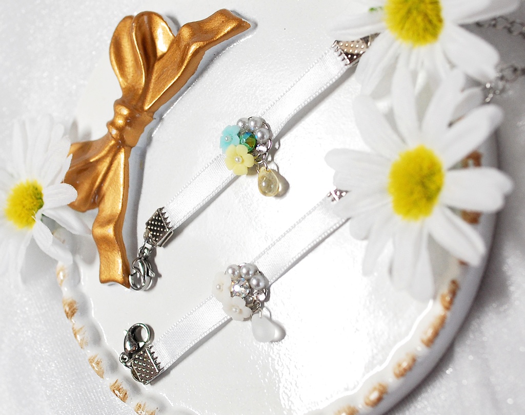 小さな花にパールを添えて