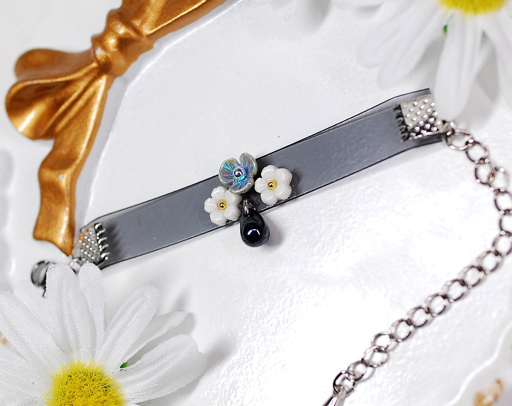 カラフルフラワーと雫チョーカー