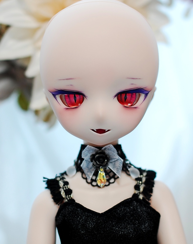 【展示】DDH-01(セミホワイト肌)カスタムヘッド+自作レジンアイ2組+アクセサリーセット1組