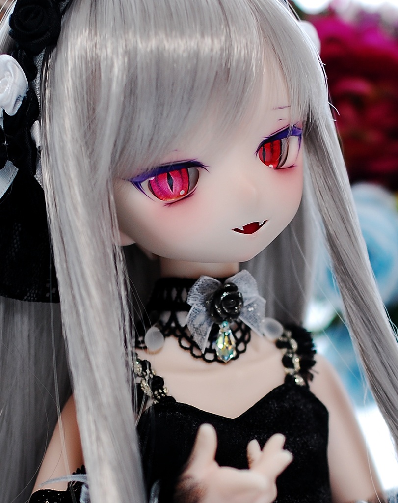 【展示】DDH-01(セミホワイト肌)カスタムヘッド+自作レジンアイ2組+アクセサリーセット1組