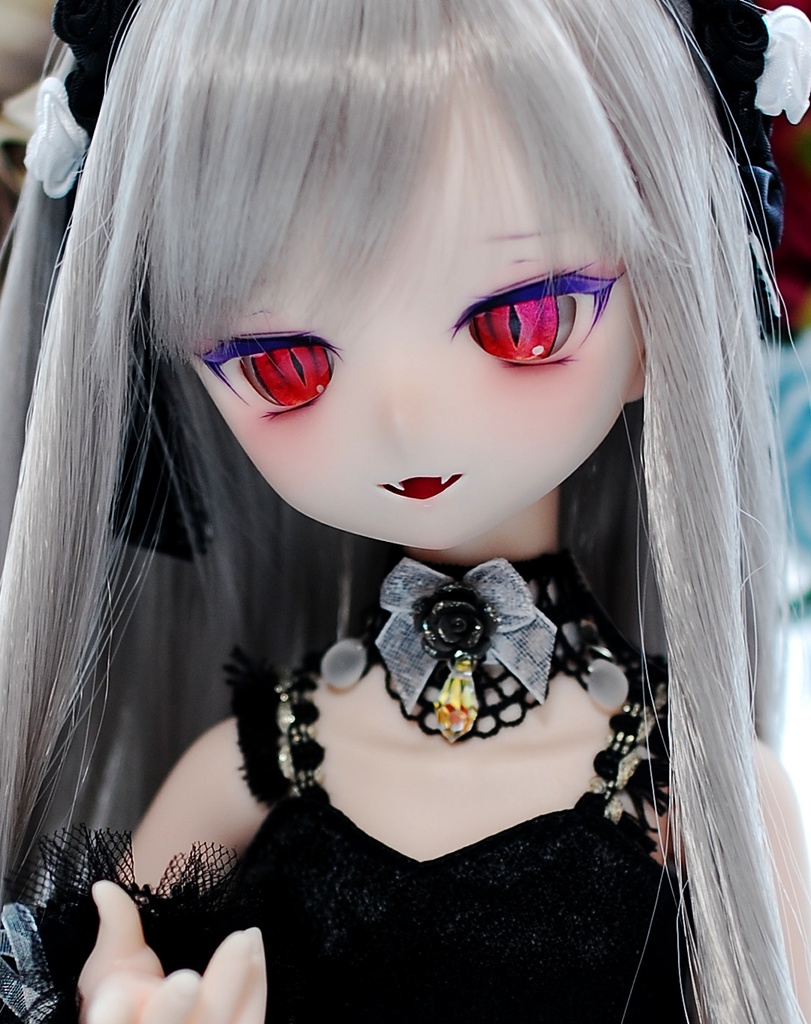 【展示】DDH-01(セミホワイト肌)カスタムヘッド+自作レジンアイ2組+アクセサリーセット1組