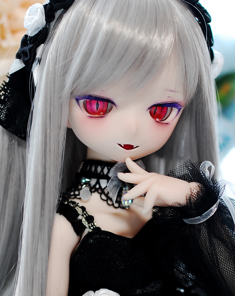 【展示】DDH-01(セミホワイト肌)カスタムヘッド+自作レジンアイ2組+アクセサリーセット1組