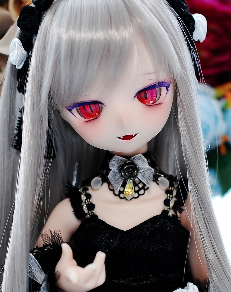 【展示】DDH-01(セミホワイト肌)カスタムヘッド+自作レジンアイ2組+アクセサリーセット1組
