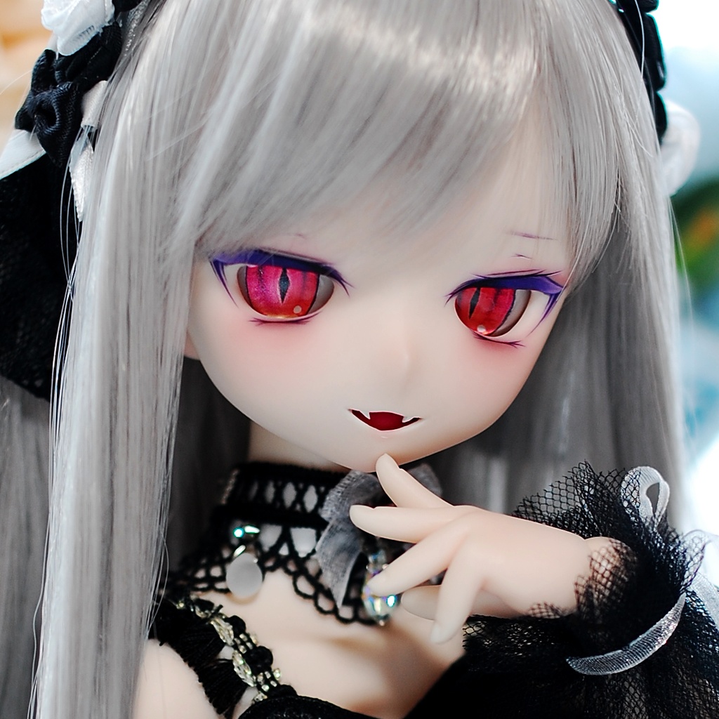 【展示】DDH-01(セミホワイト肌)カスタムヘッド+自作レジンアイ2組+アクセサリーセット1組