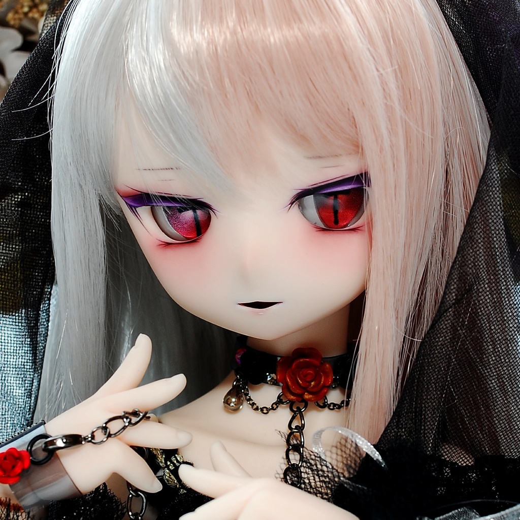 【展示】DDH-01(セミホワイト肌)カスタムヘッド+自作レジンアイ1組+自作アクセサリー1種
