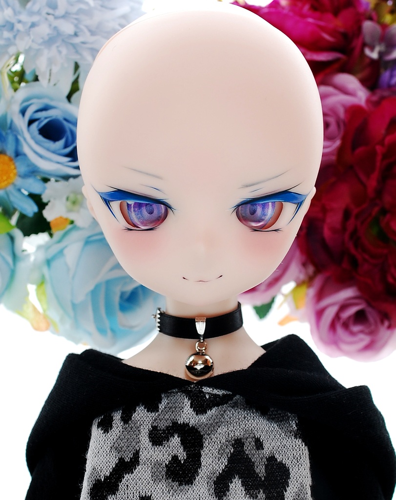 【展示】DDH-01(セミホワイト肌)カスタムヘッド+自作レジンアイ1組+自作アクセサリー1種