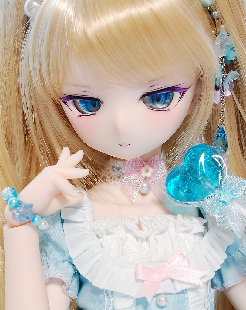 【展示】DDH-01(セミホワイト肌)カスタムヘッド+自作レジンアイ1組+自作ブレスレット