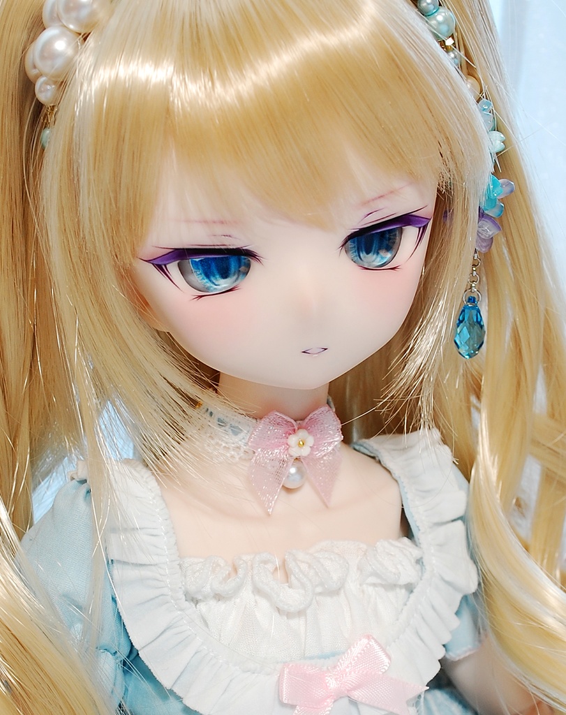 【展示】DDH-01(セミホワイト肌)カスタムヘッド+自作レジンアイ1組+自作ブレスレット