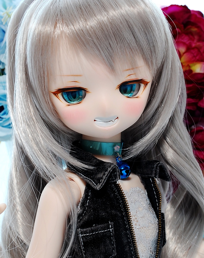 【展示】DDH-01(セミホワイト肌)カスタムヘッド+自作レジンアイ1組+アクセサリーセット