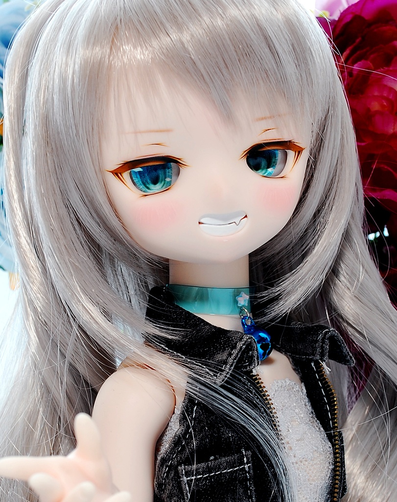 【展示】DDH-01(セミホワイト肌)カスタムヘッド+自作レジンアイ1組+アクセサリーセット