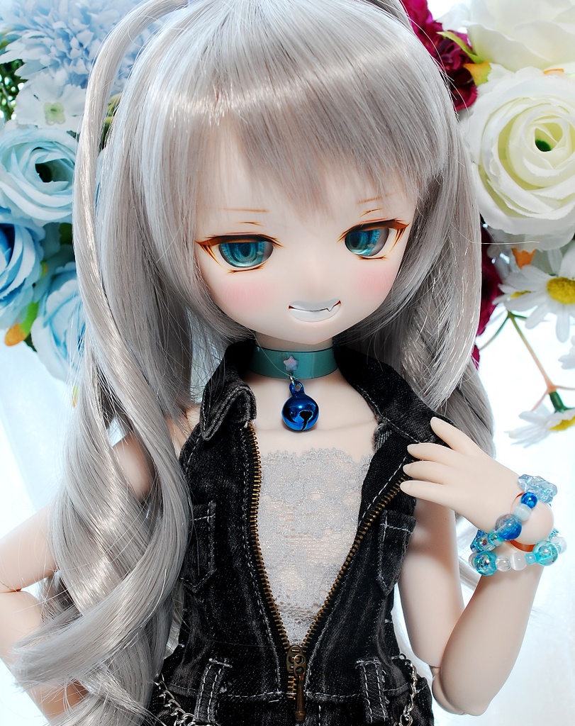 【展示】DDH-01(セミホワイト肌)カスタムヘッド+自作レジンアイ1組+アクセサリーセット