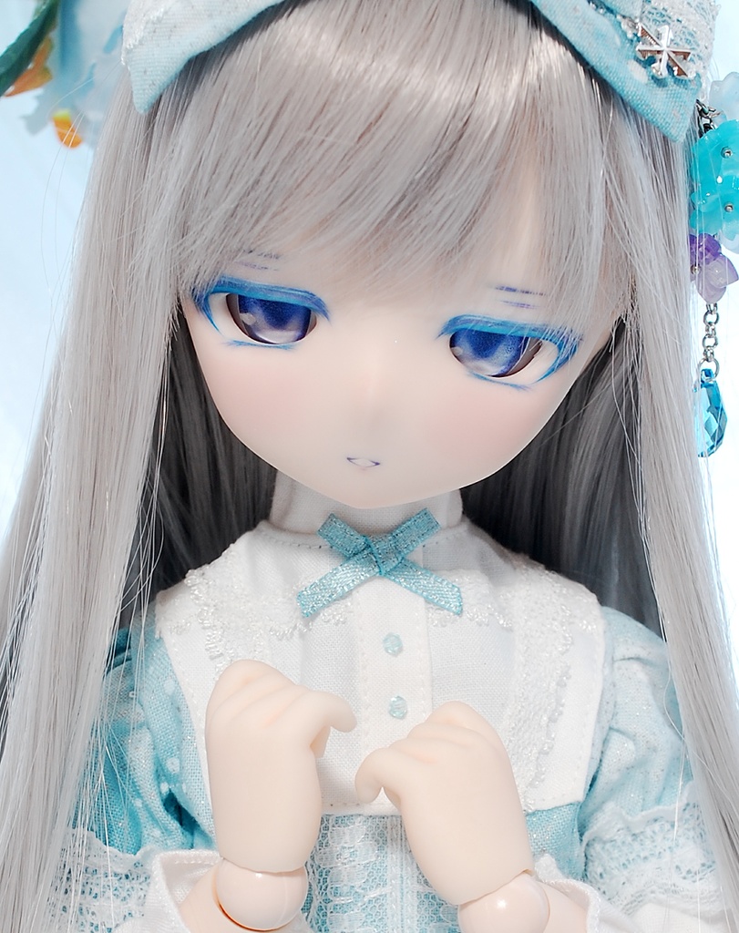 【値下げ】DDH-01(セミホワイト肌)カスタムヘッド+自作レジンアイ2組+チョーカー1つ