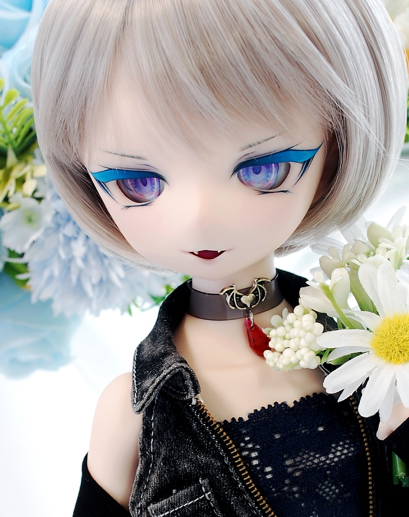 【12/7(日)20時から販売】DDH-01(セミホワイト肌)カスタムヘッド+自作レジンアイ1組+アクセサリー1個