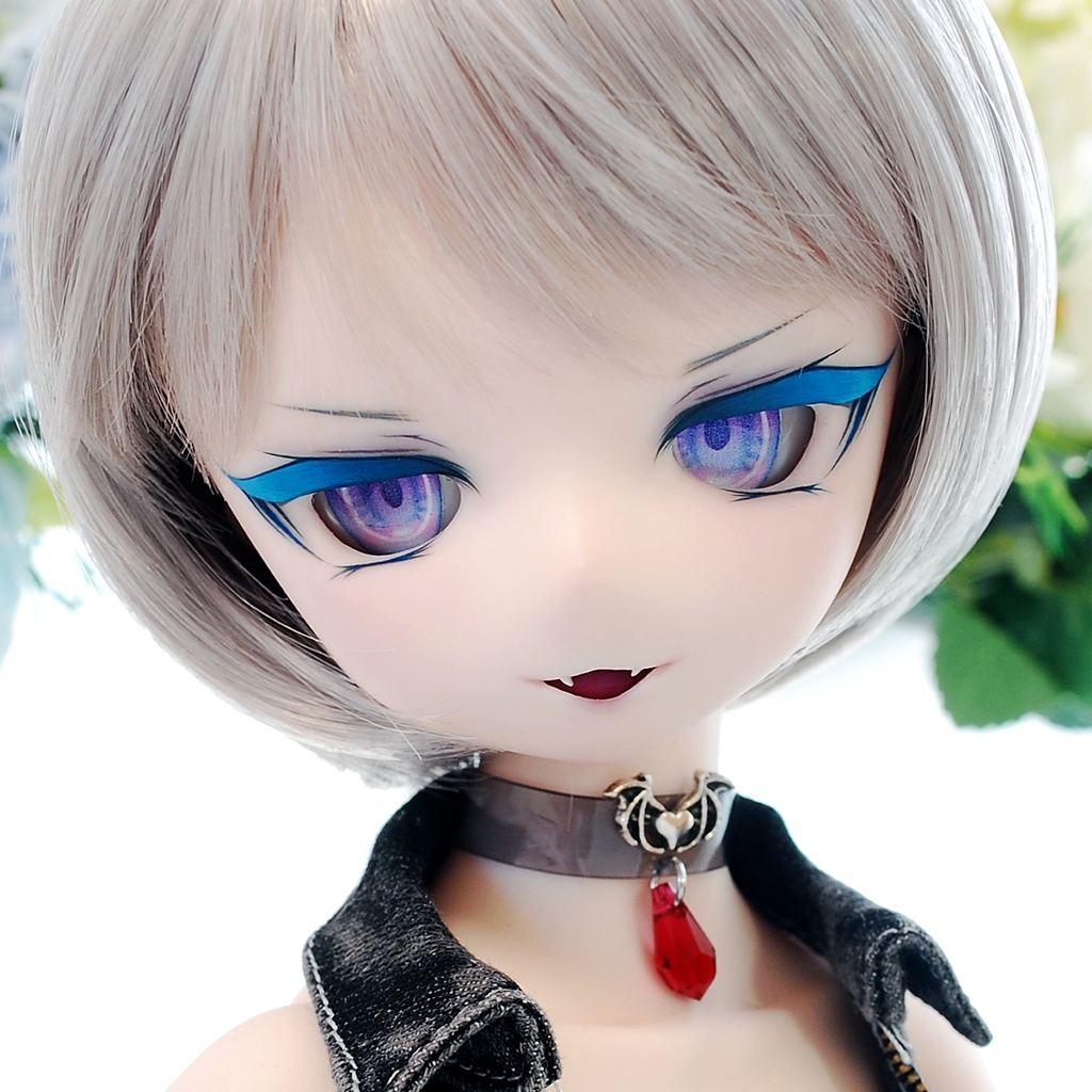 【12/7(日)20時から販売】DDH-01（セミホワイト肌）カスタムヘッド+自作レジンアイ1組+アクセサリー1個