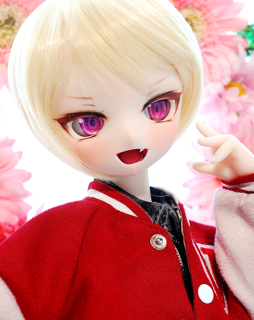 DDH-01(セミホワイト肌)カスタムヘッド+自作レジンアイ1組+自作チョーカー1個