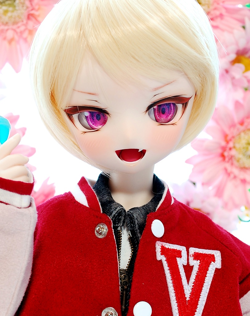 DDH-01(セミホワイト肌)カスタムヘッド+自作レジンアイ1組+自作チョーカー1個