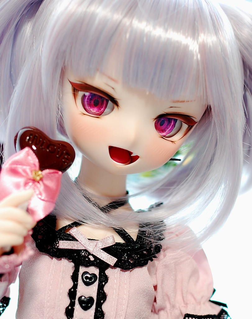 【3/1(日)20時に値下げ予定】DDH-01(セミホワイト肌)カスタムヘッド+自作レジンアイ1組+自作チョーカー1個&ブレスレット2個