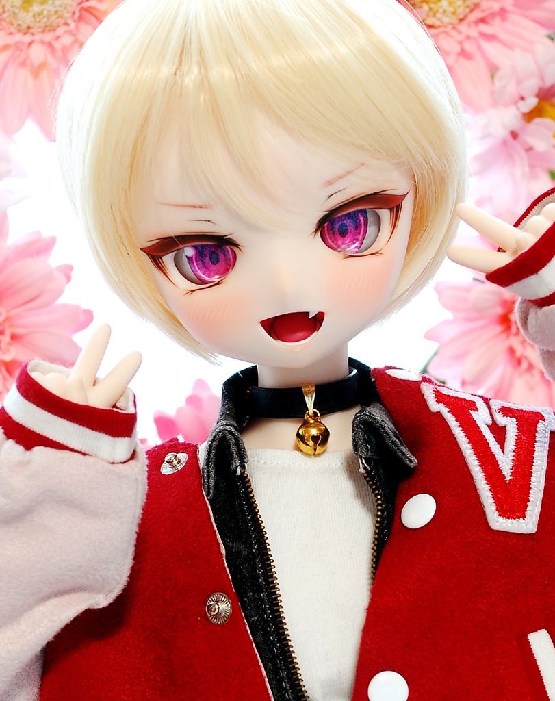 DDH-01(セミホワイト肌)カスタムヘッド+自作レジンアイ1組+自作チョーカー1個