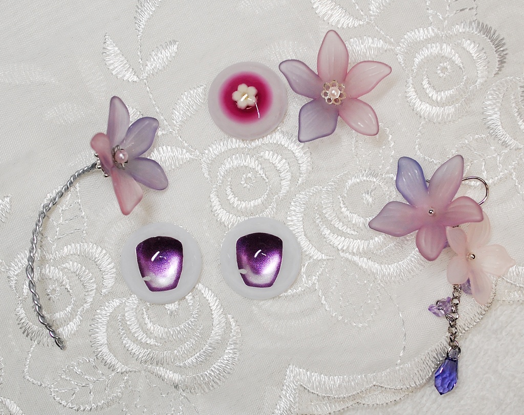 【3/15(日)20:00から販売】DDH-01(セミホワイト肌)カスタムヘッド+自作レジンアイ1組+アクセサリー類