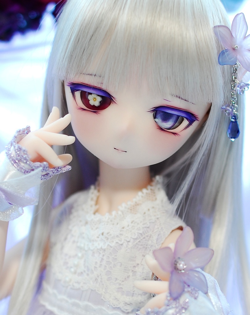 【3/15(日)20:00から販売】DDH-01(セミホワイト肌)カスタムヘッド+自作レジンアイ1組+アクセサリー類