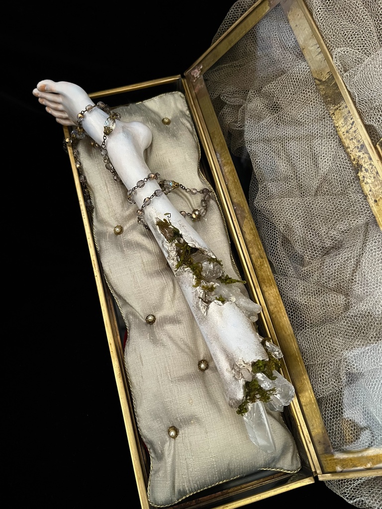 『水晶の脚のオブジェ・L-02』