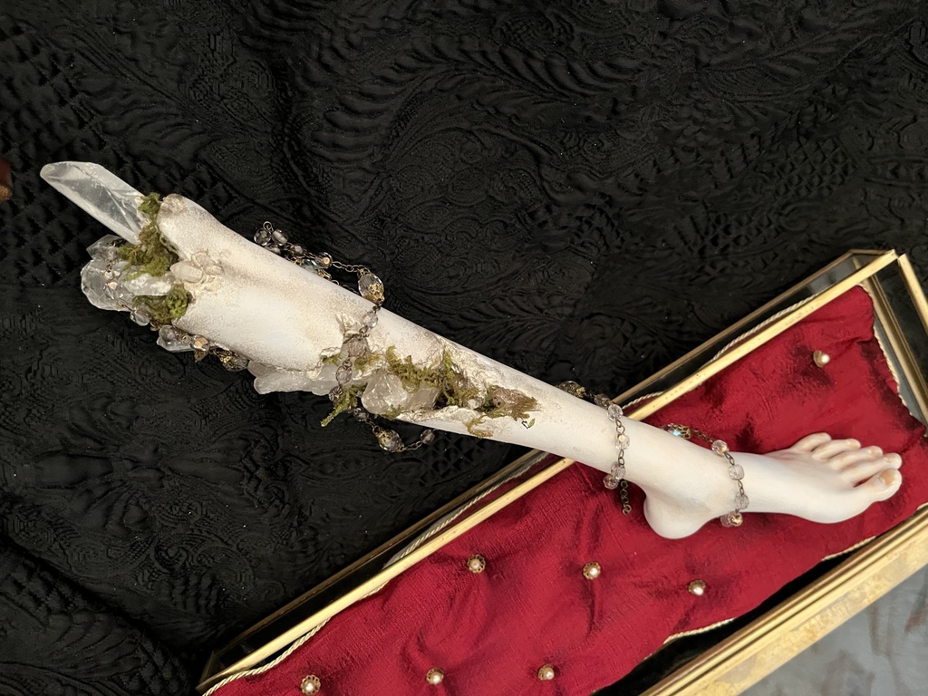 『水晶の脚のオブジェ・L-02』