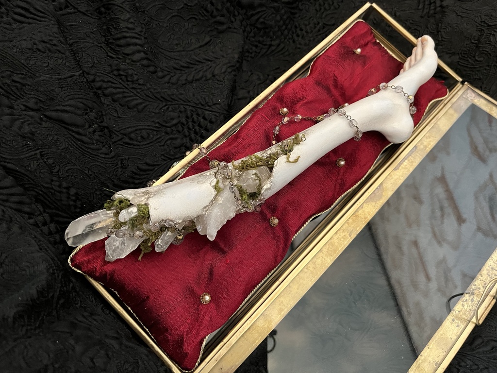 『水晶の脚のオブジェ・L-02』