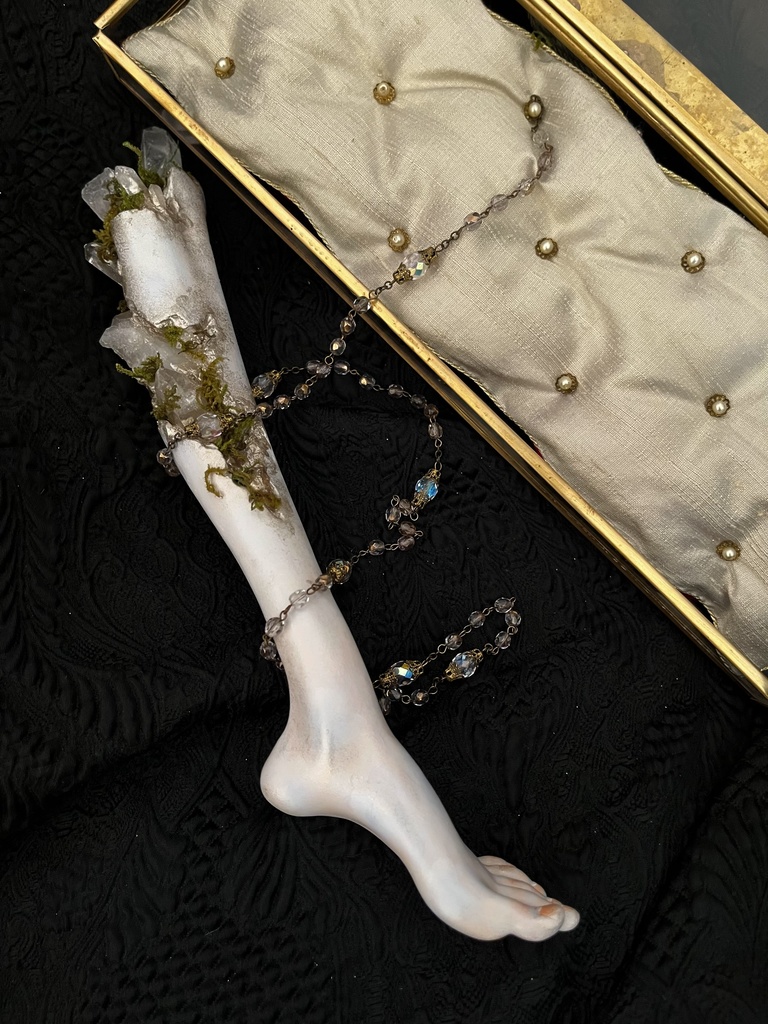 『水晶の脚のオブジェ・L-02』