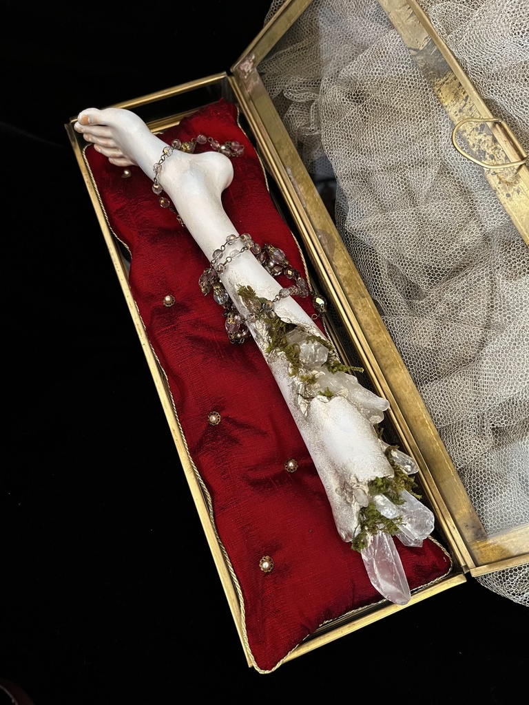 『水晶の脚のオブジェ・L-02』