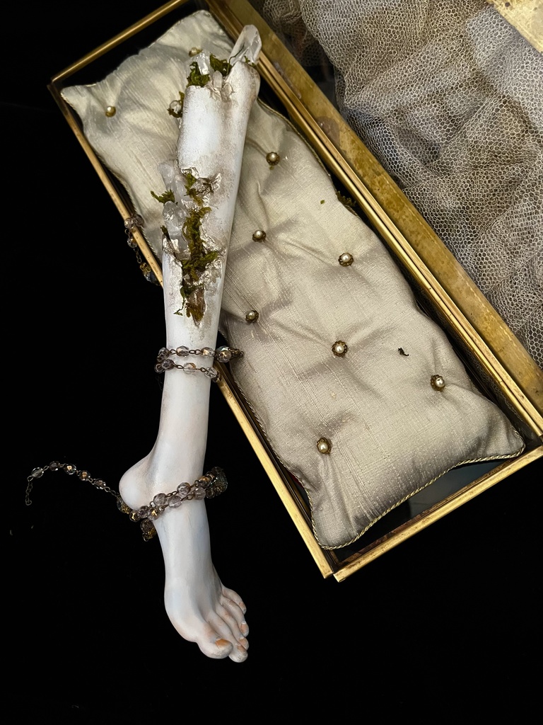 『水晶の脚のオブジェ・L-02』