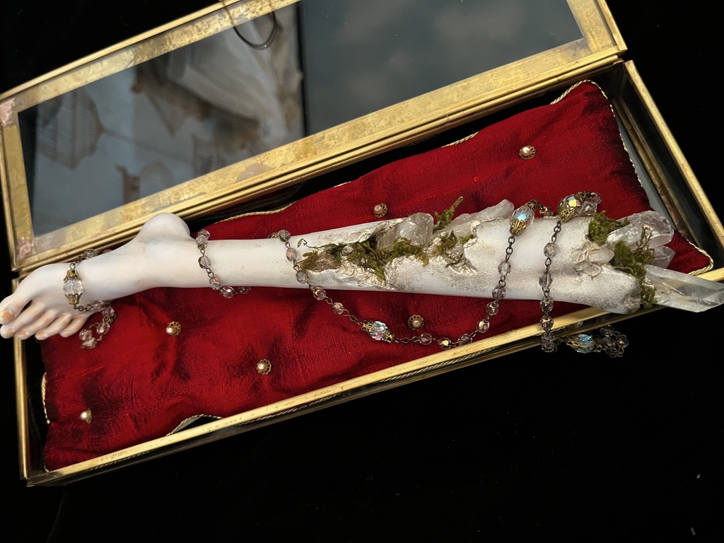 『水晶の脚のオブジェ・L-02』