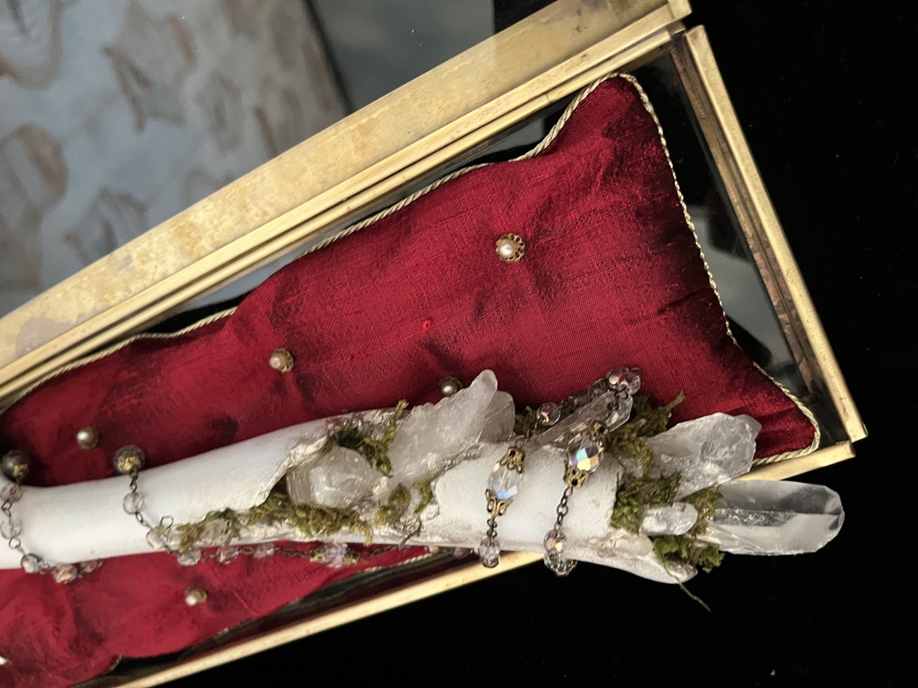 『水晶の脚のオブジェ・L-02』