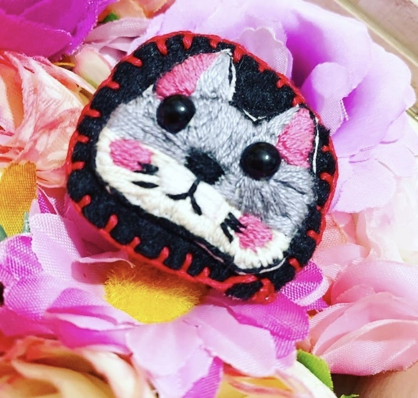 刺繍　猫ちゃんクリクリ目ブローチ