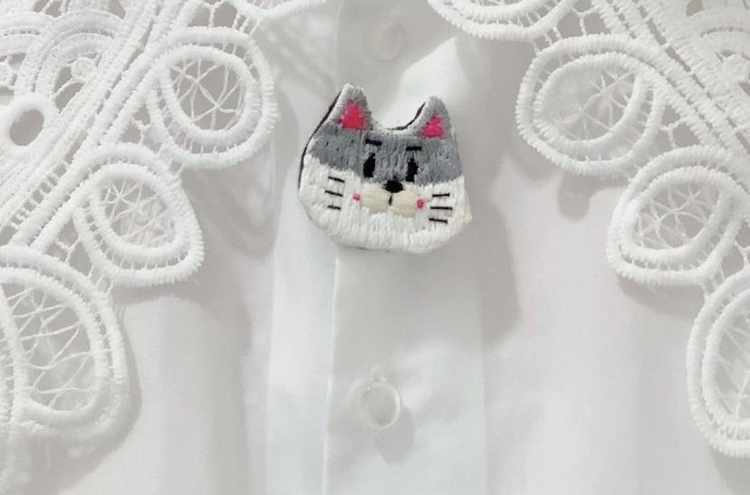 キリッと猫のブローチ