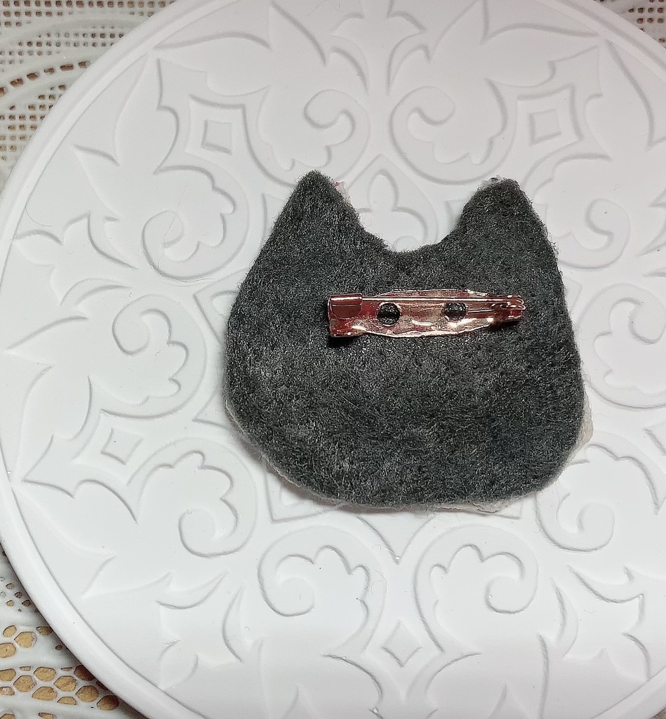 キリッと猫のブローチ