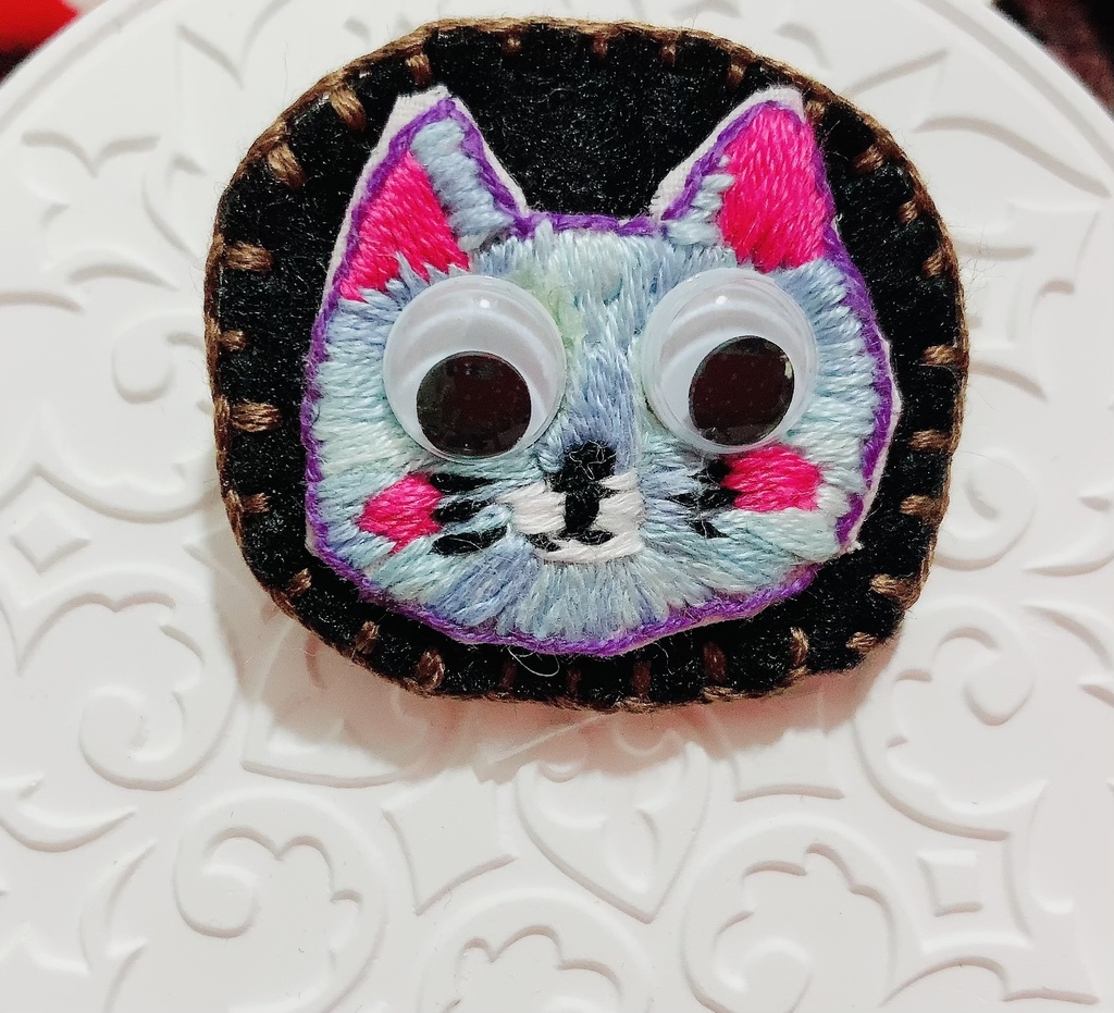 クリクリお目めの猫さんブローチ
