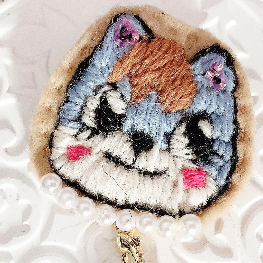 前髪猫ちゃんのブローチ