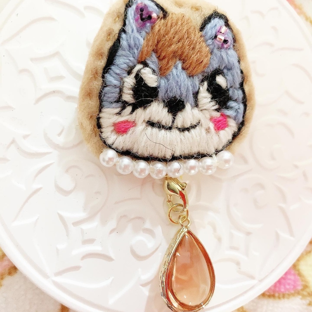 前髪猫ちゃんのブローチ