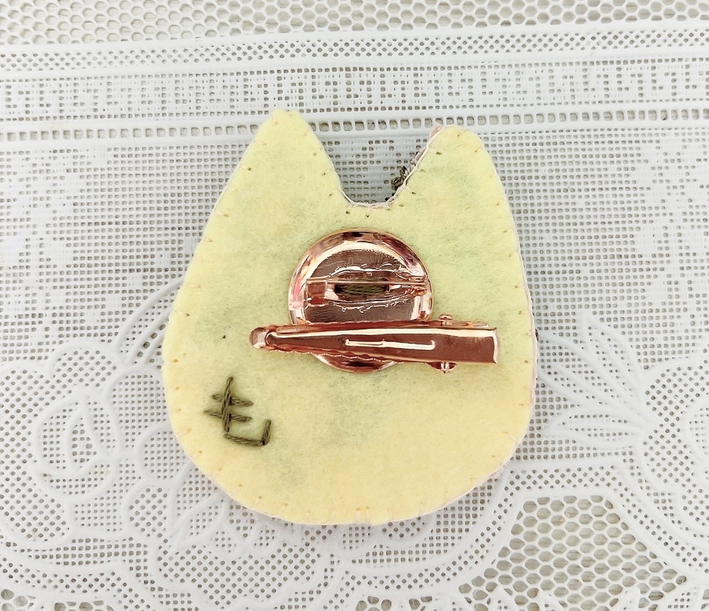 刺繍ブローチ「きょとん猫ちゃん」